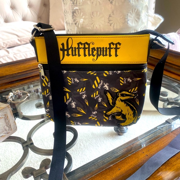 Warner Bros. Handbags - NEW, Harry Potter Hufflepuff crossbody bag! Harry Potter merchandise! NEW!🖤💛